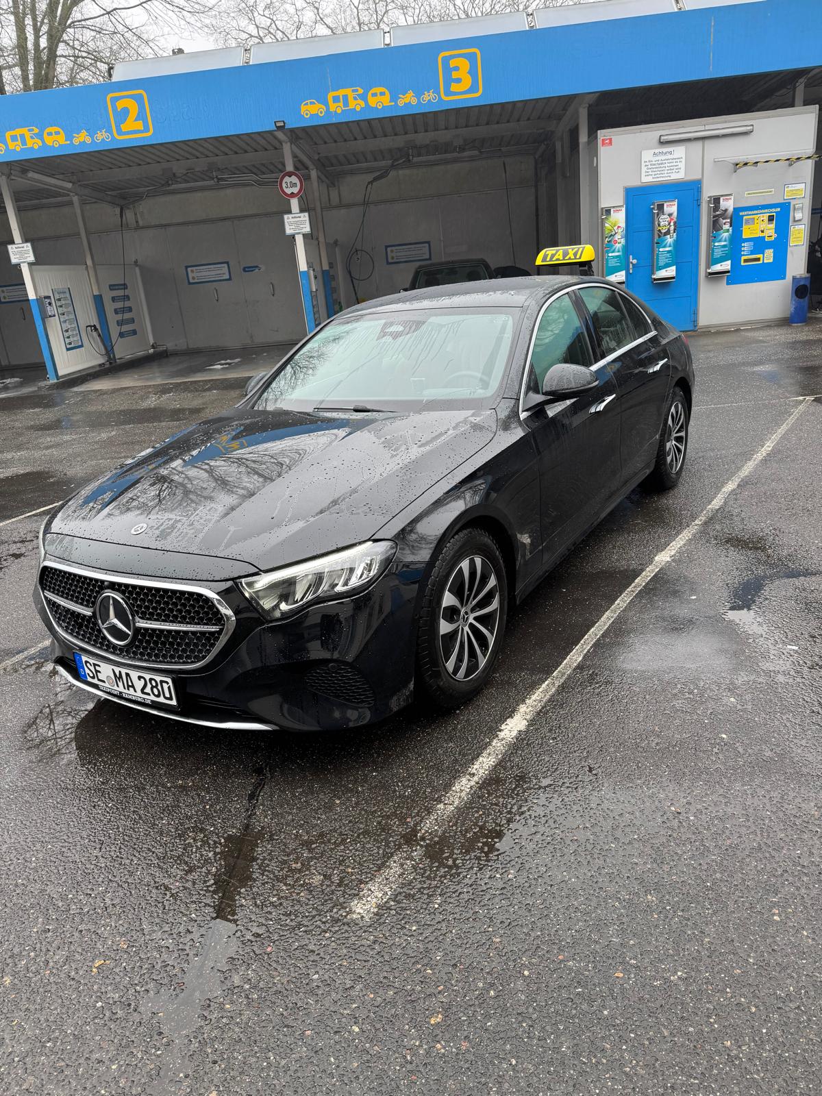 Schwarzes Mercedes-Taxi von Yoyo Taxi mit TAXI-Schild